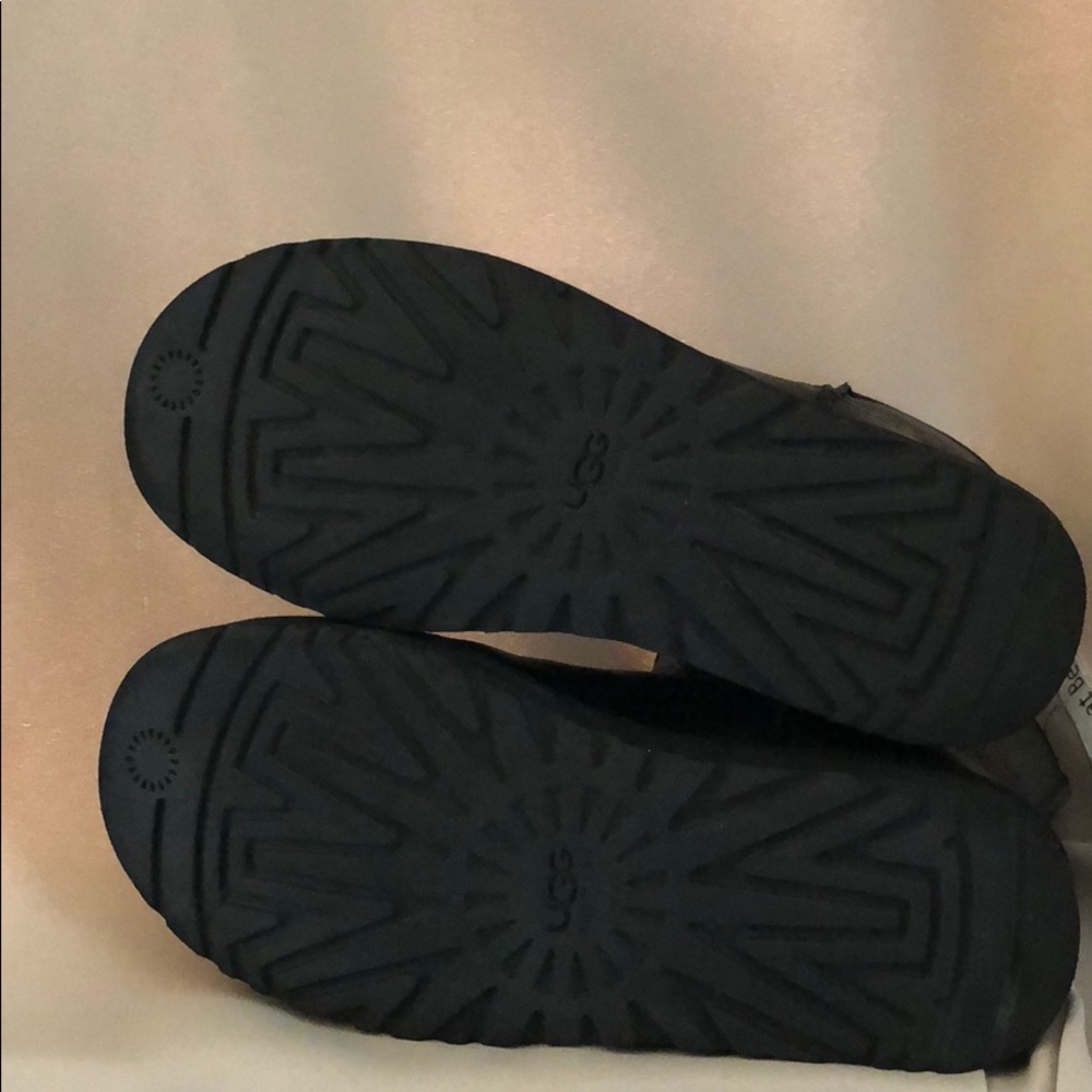FLASH SALE NOW OR NEVER 🔥 UGG Black Leather Laser Cut Boots Shearling🔥 - Picture 8 of 8